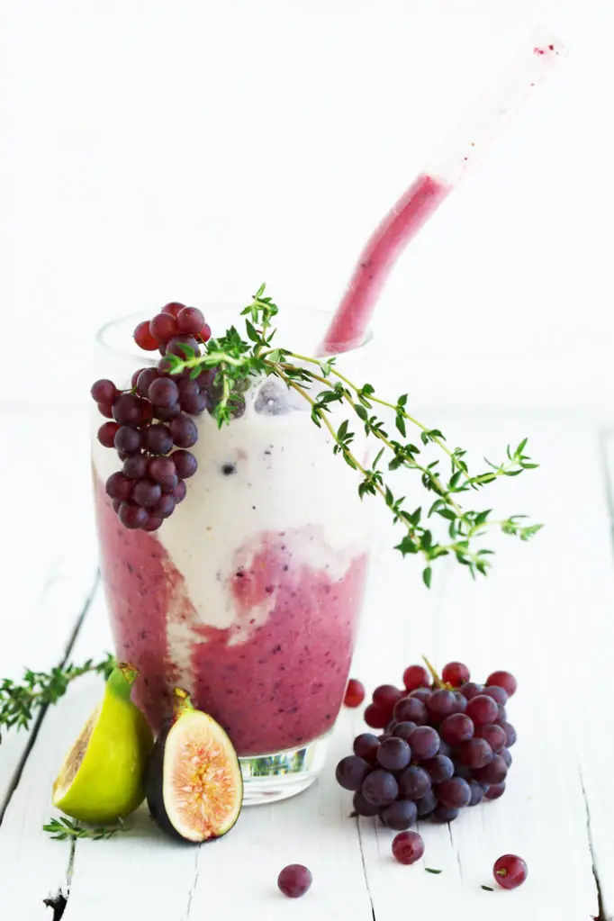 Berry and oat smoothie recipe via Golubka Kitchen on Thou Swell | 8 Smoothies to Make in the New Year https://thouswell.com/8-smoothies-to-make-in-the-new-year
