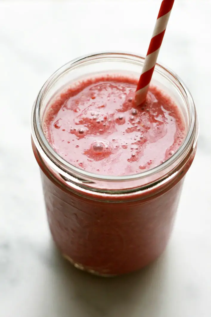 Goji berry smoothie recipe via One Simple Thing on Thou Swell | 8 Smoothies to Make in the New Year https://thouswell.com/8-smoothies-to-make-in-the-new-year
