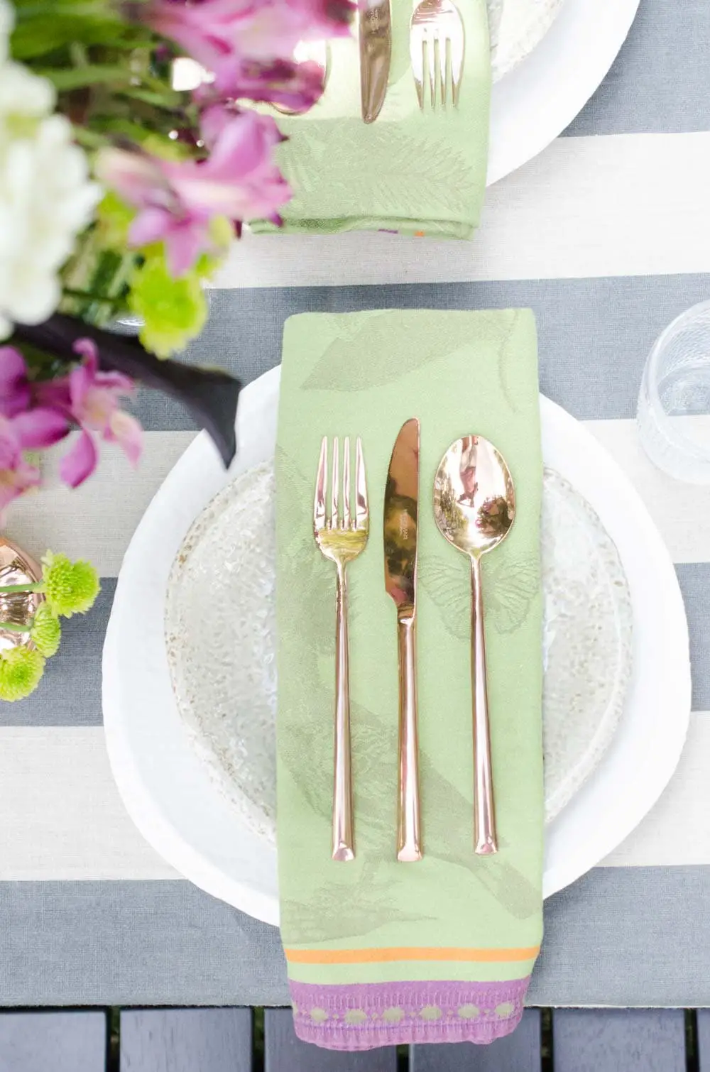 Purple and green fall table setting on @thouswellblog