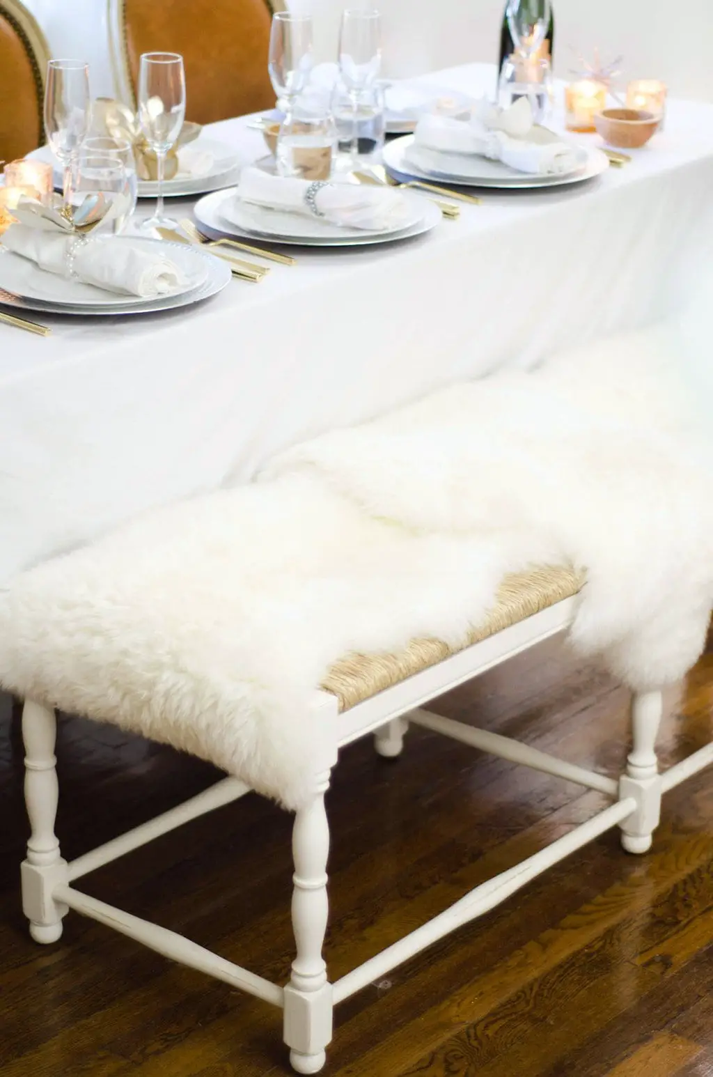 Silver and gold elegant holiday table on @thouswellblog