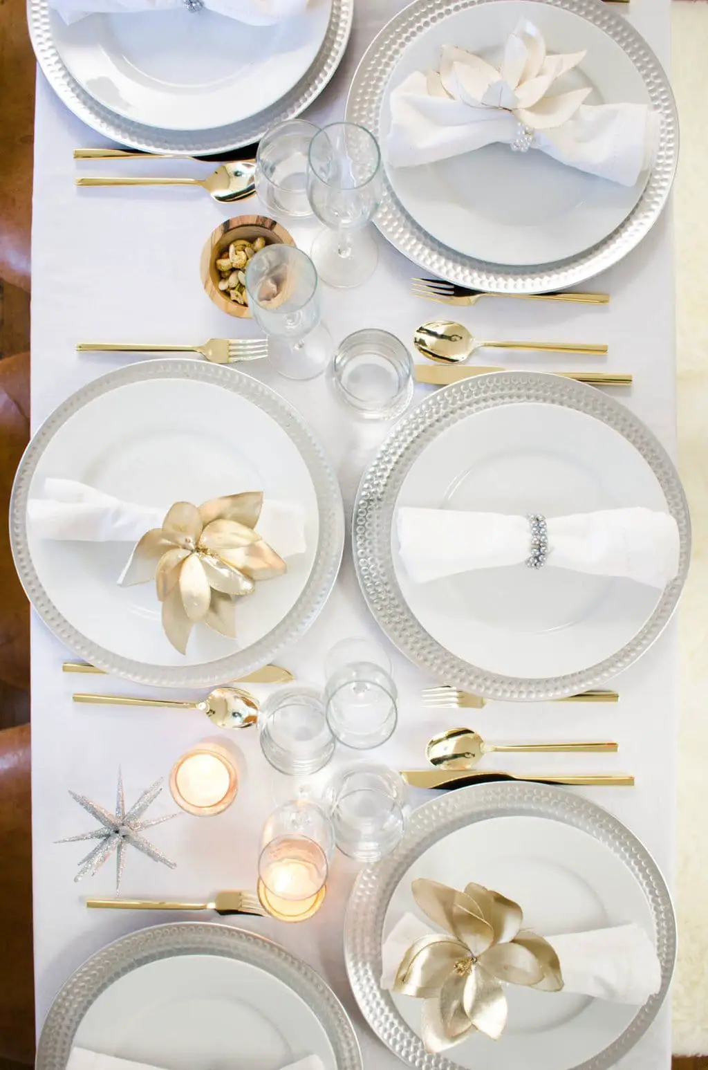 Unique holiday table ideas, silver and gold elegant holiday table on @thouswellblog