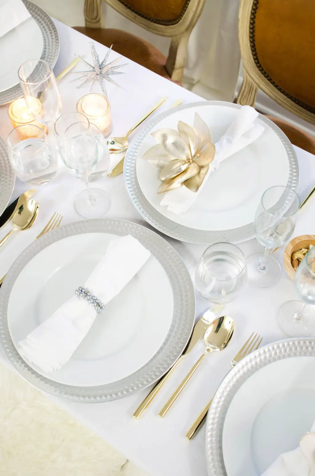 Unique holiday table ideas, silver and gold elegant holiday table on @thouswellblog