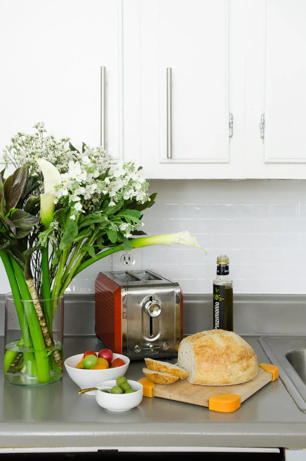 Easy and inexpensive rental kitchen makeover on @thouswellblog