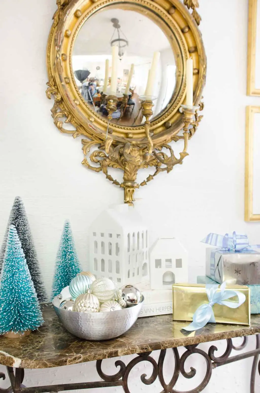 Modern holiday decor in the entry on @thouswellblog
