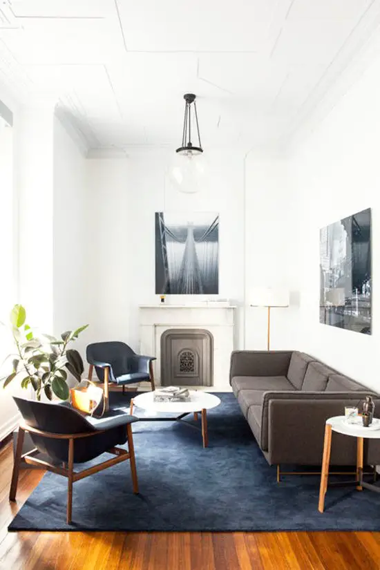 Get the secondhand furniture look at home, modern blue and white living room on @thouswellblog