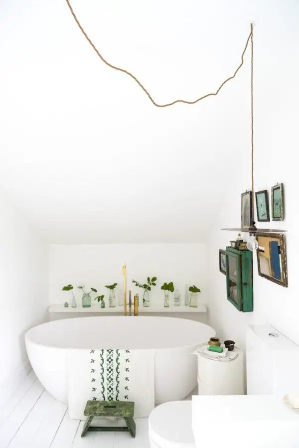 Scandinavian style minimal bathroom with green accents via @thouswellblog