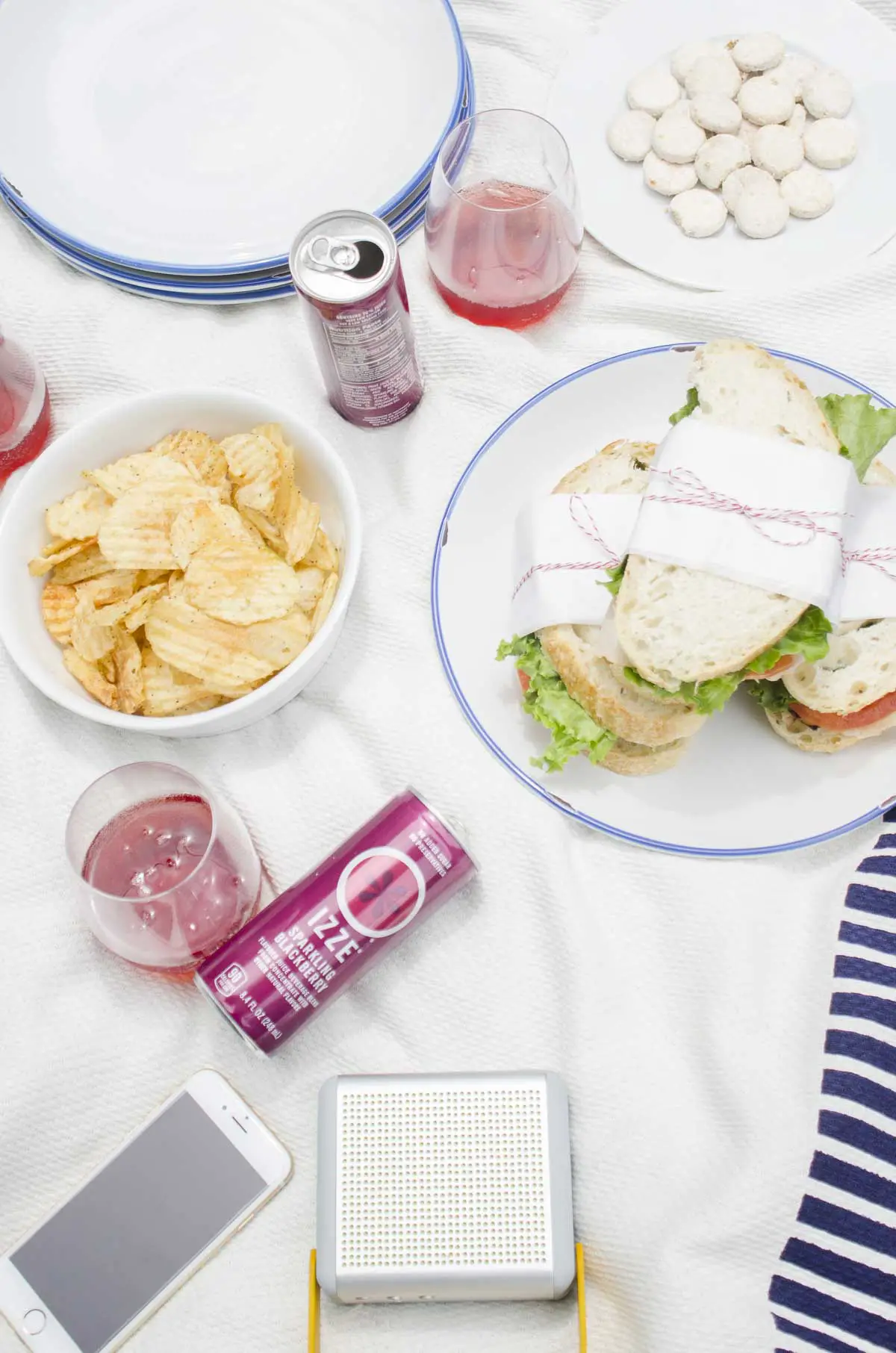 Modern picnic lunch with geometric picnic blanket on @thouswellblog