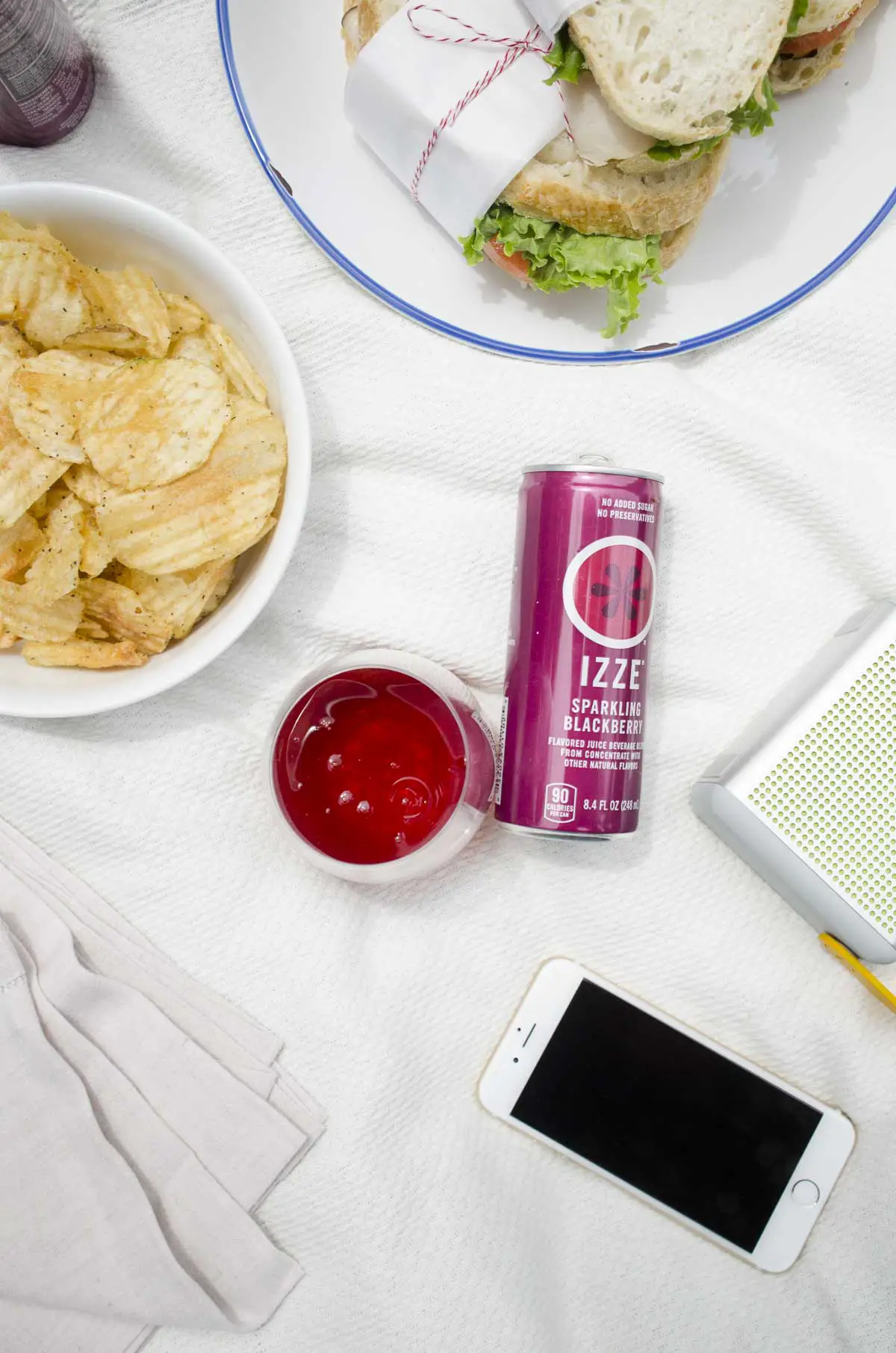 Modern picnic lunch with geometric picnic blanket on @thouswellblog