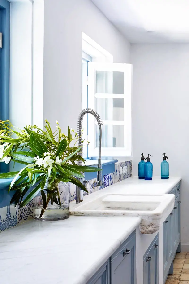 Simple blue and white kitchen in a Mediterranean villa via @thouswellblog