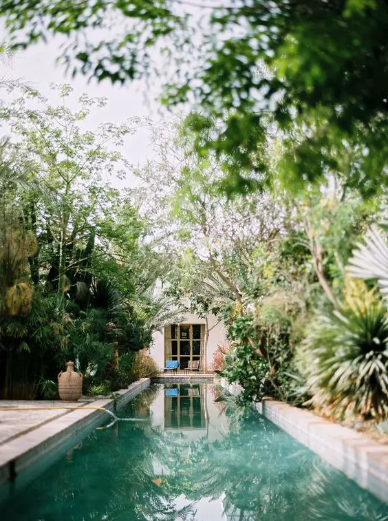 Lush swimming pool design inspiration and garden via Thou Swell #swimmingpool #poolinspiration #outdoorpool #pooldesign #pool