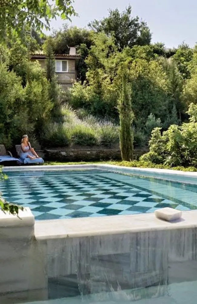 Checkerboard tile swimming pool design inspiration and garden via Thou Swell #swimmingpool #poolinspiration #outdoorpool #pooldesign #pool