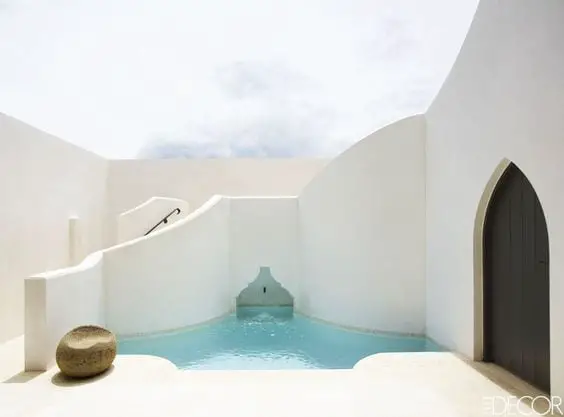 Moroccan swimming pool design inspiration and garden via Thou Swell #swimmingpool #poolinspiration #outdoorpool #pooldesign #pool