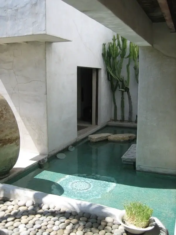 Lush swimming pool design inspiration and garden via Thou Swell #swimmingpool #poolinspiration #outdoorpool #pooldesign #pool