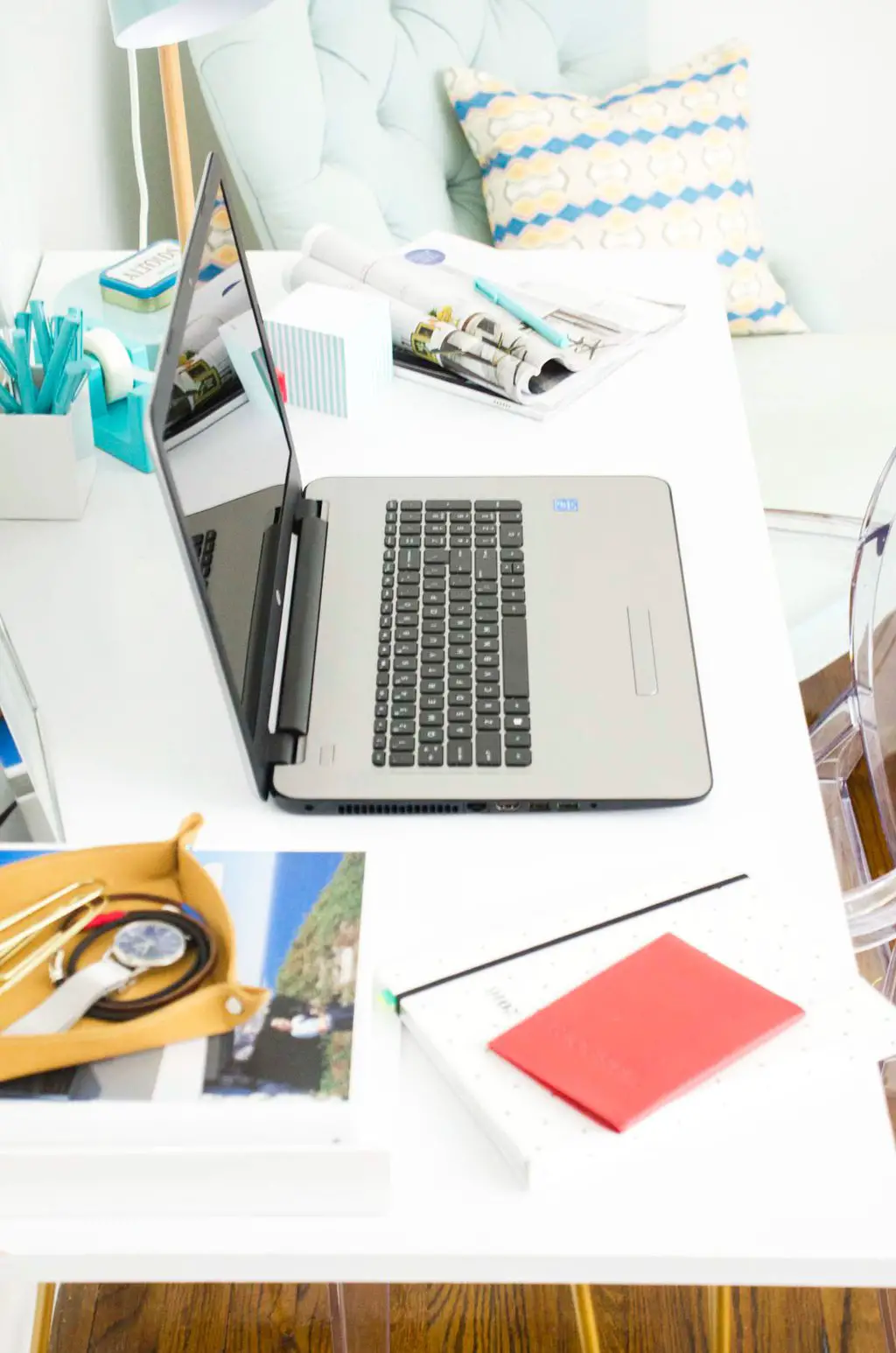 Modern desk workspace with HP's 15-inch laptop on HSN via @thouswellblog