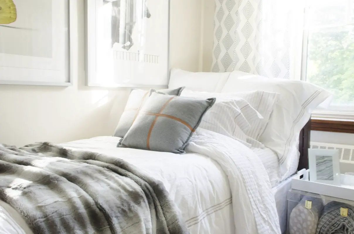Dorm room decor, before and after makeover on @thouswellblog
