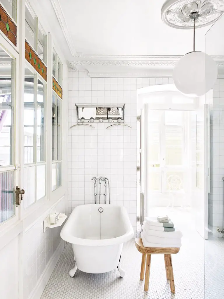 8 Inspiring Examples Of Crown Molding For Modern Bathrooms   Eclectic Home Spain 2 768x1023 