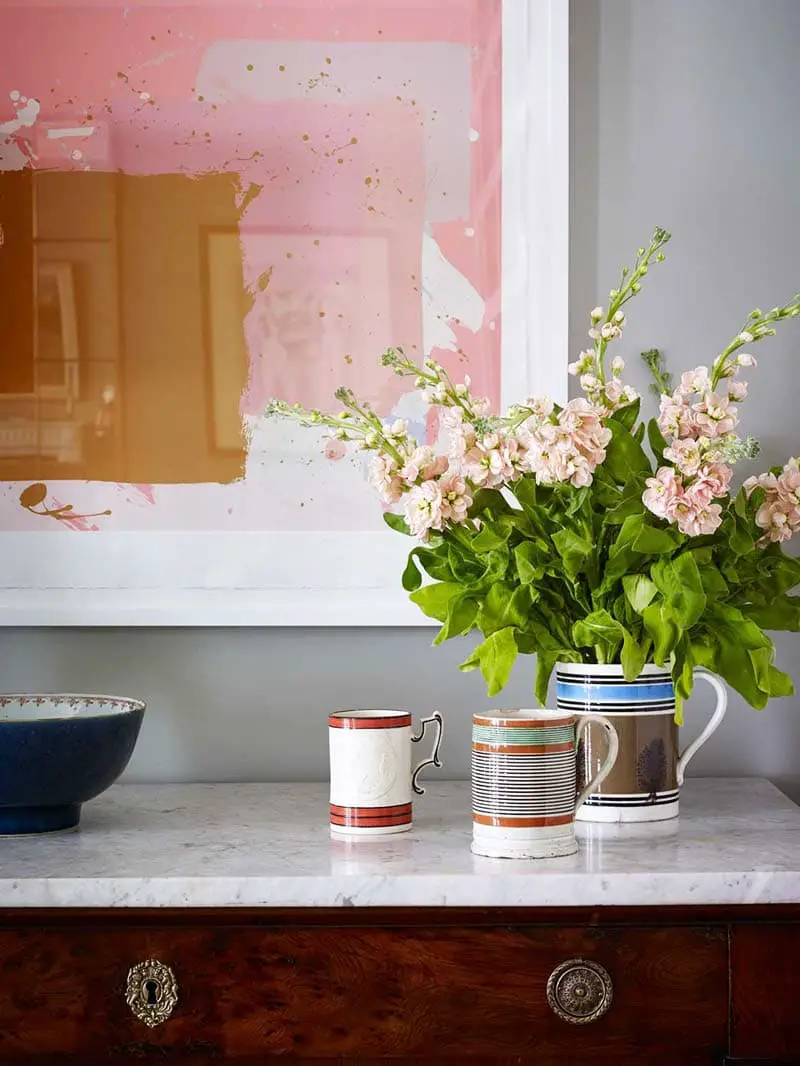 Flower arrangement and modern art in a London flat on Thou Swell @thouswellblog