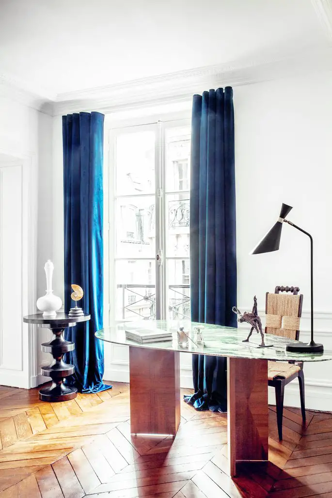 Blue and white modern living room in Paris on Thou Swell @thouswellblog