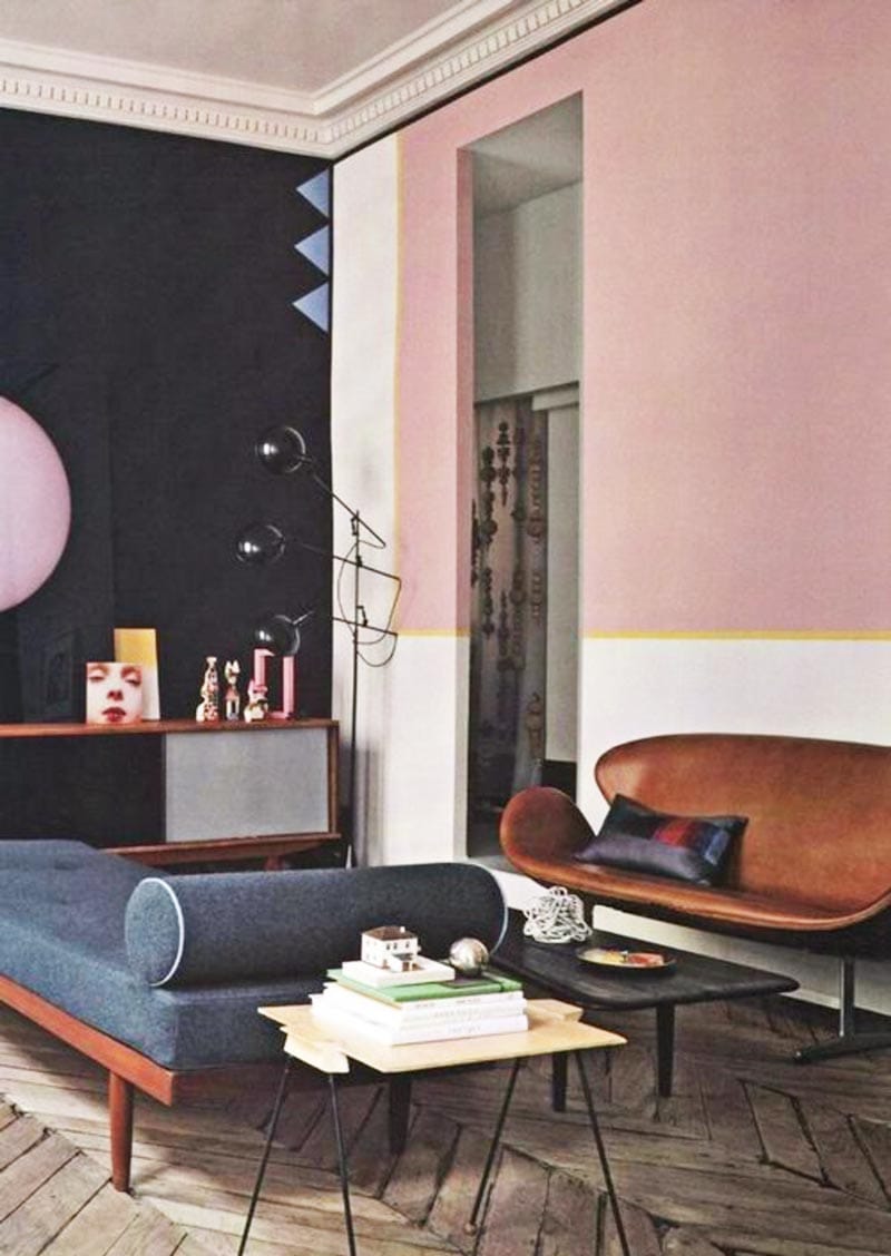 Vintage living room with pink accent wall and blue daybed on Thou Swell @thouswellblog