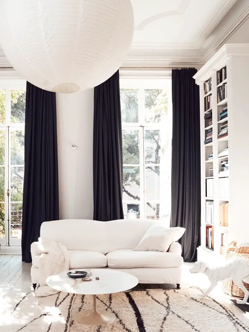 Traditional white living room with black curtains on Thou Swell @thouswellblog Thou Swell