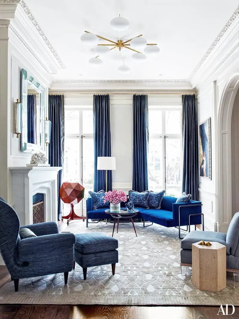 Neo-traditional blue living room with cobalt sectional in New York townhouse on Thou Swell @thouswellblog