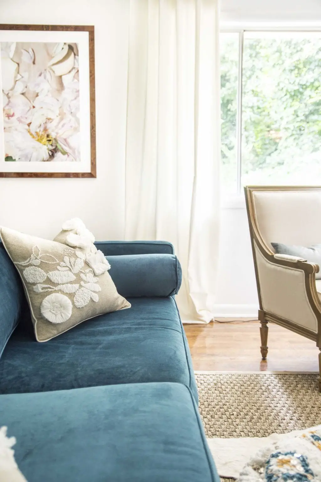 Summer living room refresh with new seagrass rug and RugPadUSA on Thou Swell @thouswellblog