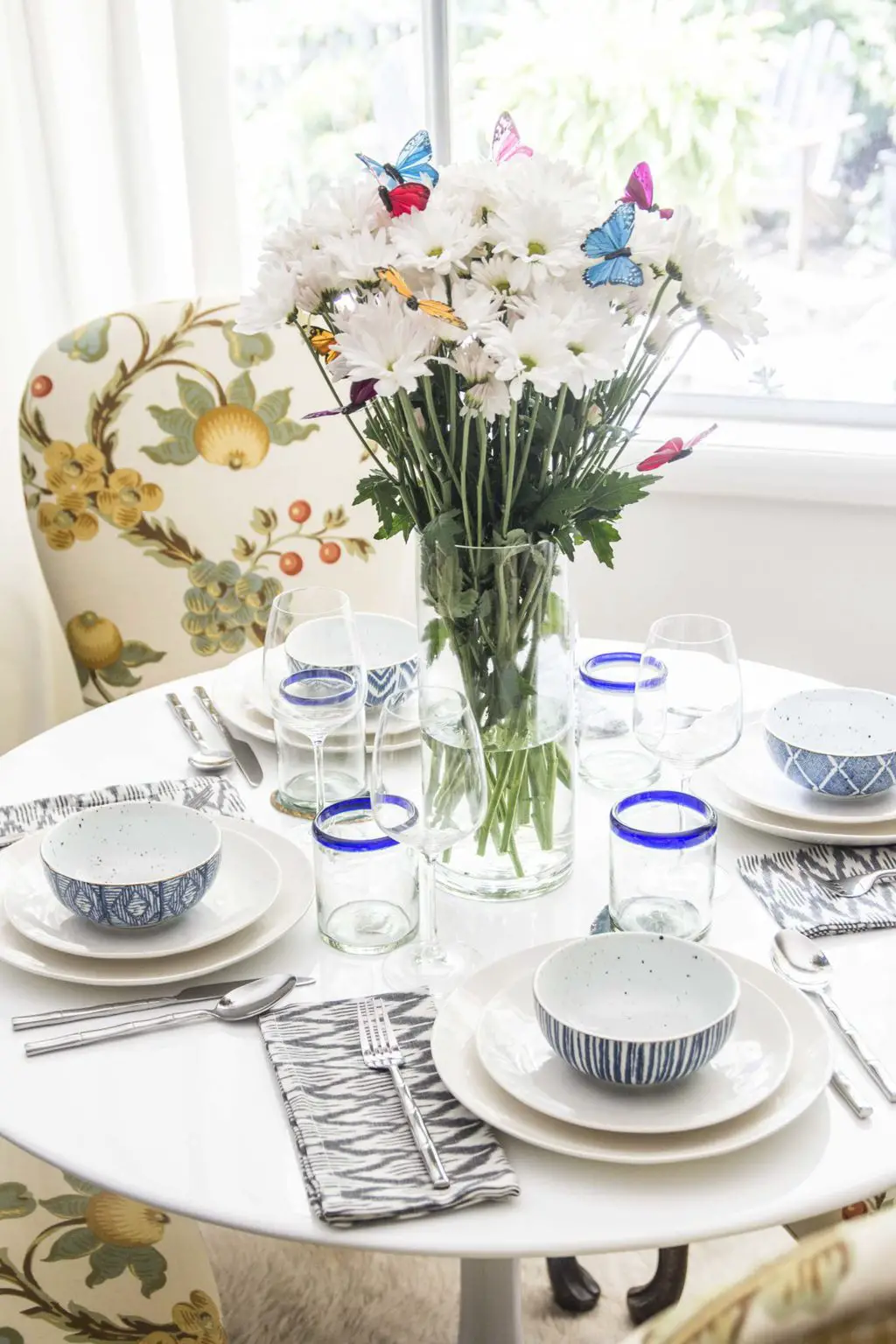 Pattern happy table setting with whimsical flower arrangement of daisies and butterflies on Thou Swell @thouswellblog