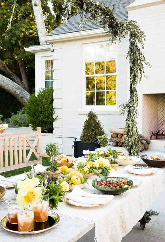 Outdoor dinner party, five sources for online grocery delivery on Thou Swell #groceryshopping #onlinegroceries #onlinegrocerydelivery #shoppingtips #homehacks