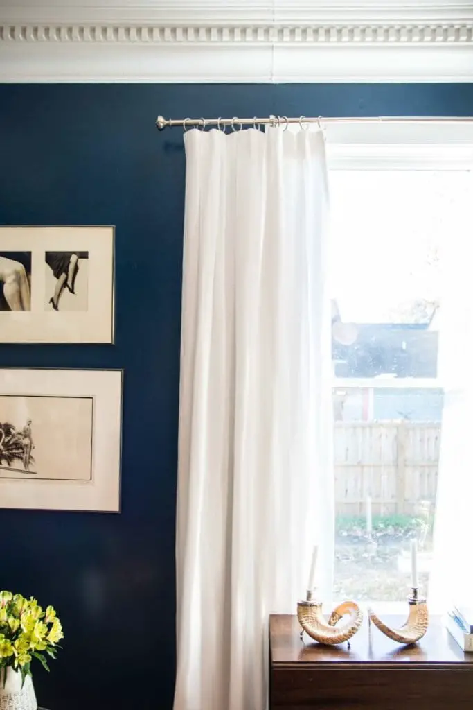 Custom white Belgian linen curtains in blue high-gloss dining room on Thou Swell @thouswellblog
