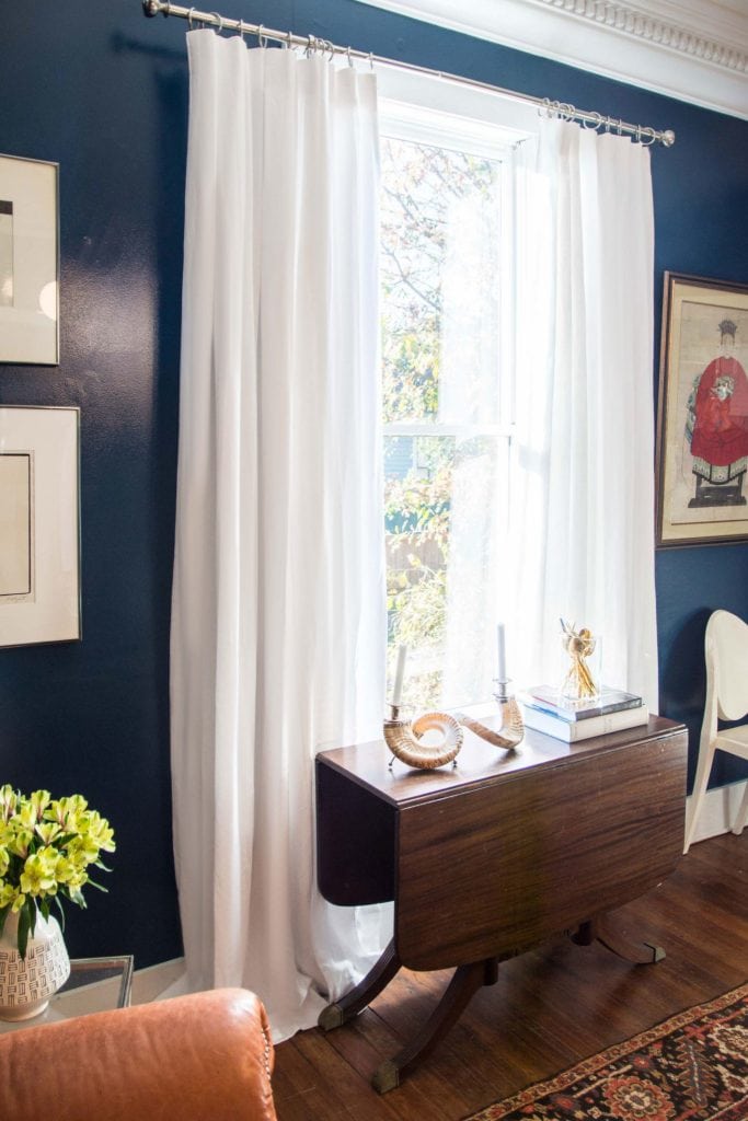 Custom white Belgian linen curtains in blue high-gloss dining room on Thou Swell @thouswellblog