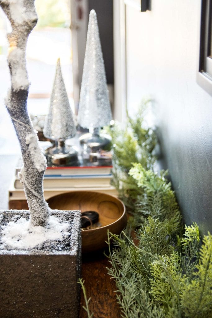 Monochrome holiday entryway decorating on Thou Swell @thouswellblog