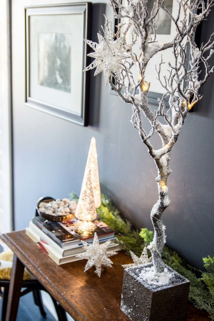 Monochrome holiday entryway decorating on Thou Swell @thouswellblog