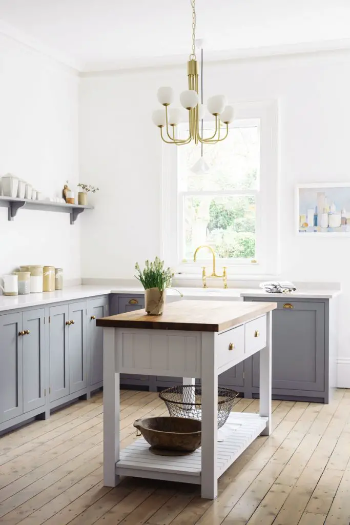 Contemporary kitchen design with freestanding kitchen island cart and modern brass chandelier on Thou Swell @thouswellblog