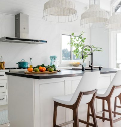 HGTV DREAM HOME 2018: MOD LAKE HOUSE 6 HGTV Dream Home 2018 white modern lake house kitchen on Thou Swell @thouswellblog