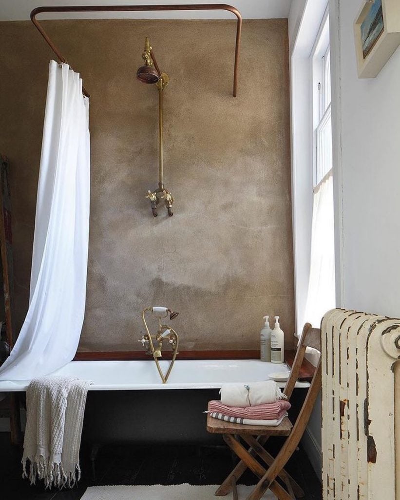 Minimal vintage bathroom with textured walls on Thou Swell @thouswellblog