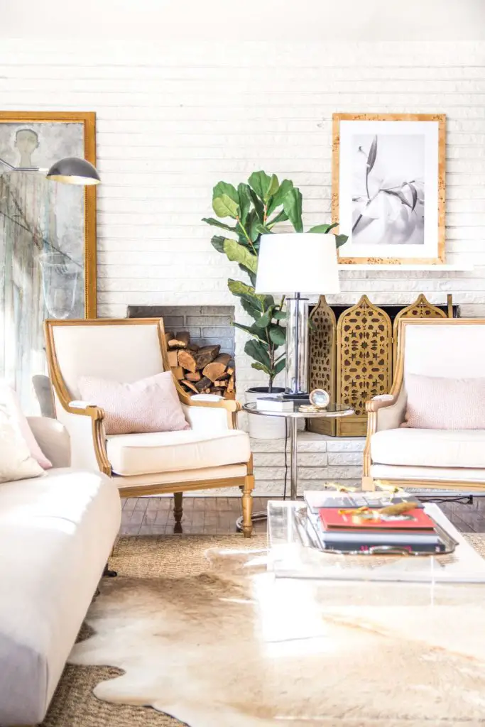 Inviting living room with blush decor on Thou Swell @thouswellblog