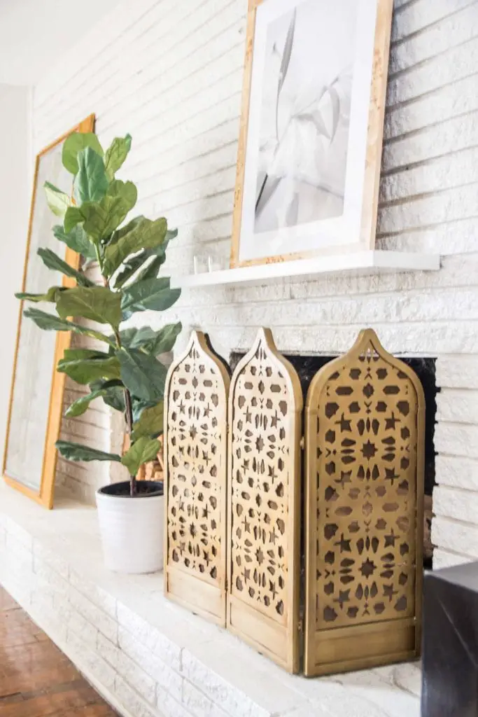 Gold fireplace screen and fiddle leaf fig tree on Thou Swell @thouswellblog
