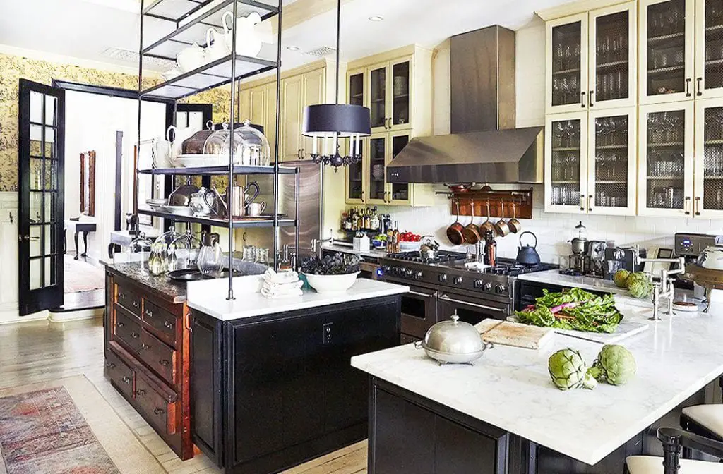 Stunning traditional kitchen in Darryl Carter's Washington, D.C. home on Thou Swell @thouswellblog