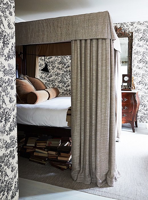 Dramatic canopy bed with toile wallpaper in Darryl Carter's home on Thou Swell @thouswellblog