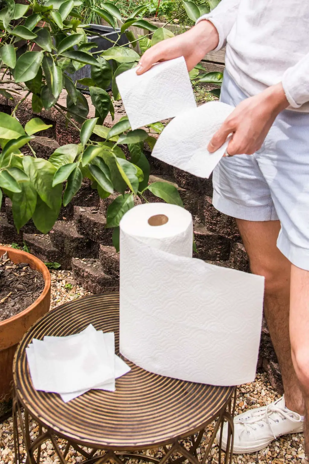 An outdoor movie night on the patio with Brawny Tear-A-Square paper towels on Thou Swell @thouswellblog