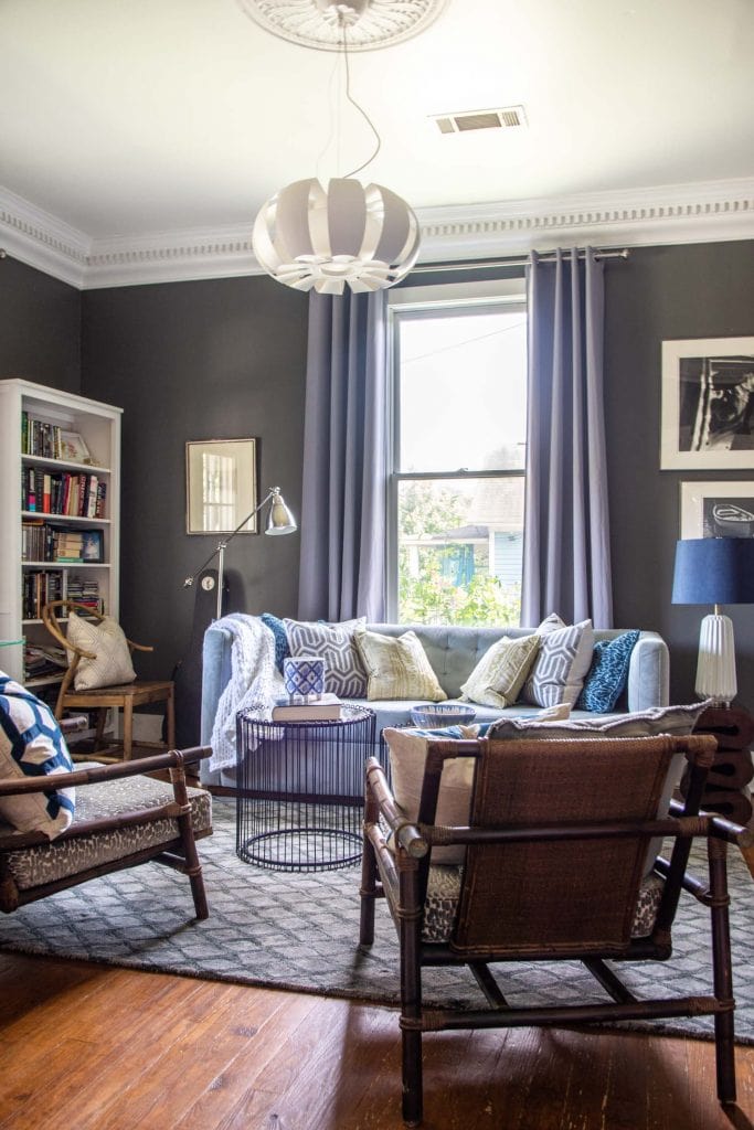 Behr Pencil Point dark gunmetal grey paint color with white trim living room design on Thou Swell #greypaint #darkgreypaint #darkgrey #paintcolors #paintideas #painting #paintingideas #wallpaint #bestpaint #livingroom