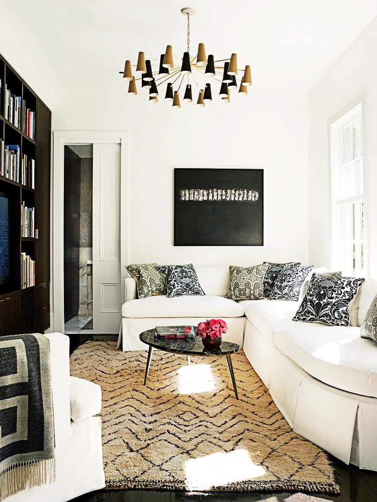 Serene white sitting room with banquette on Thou Swell @thouswellblog