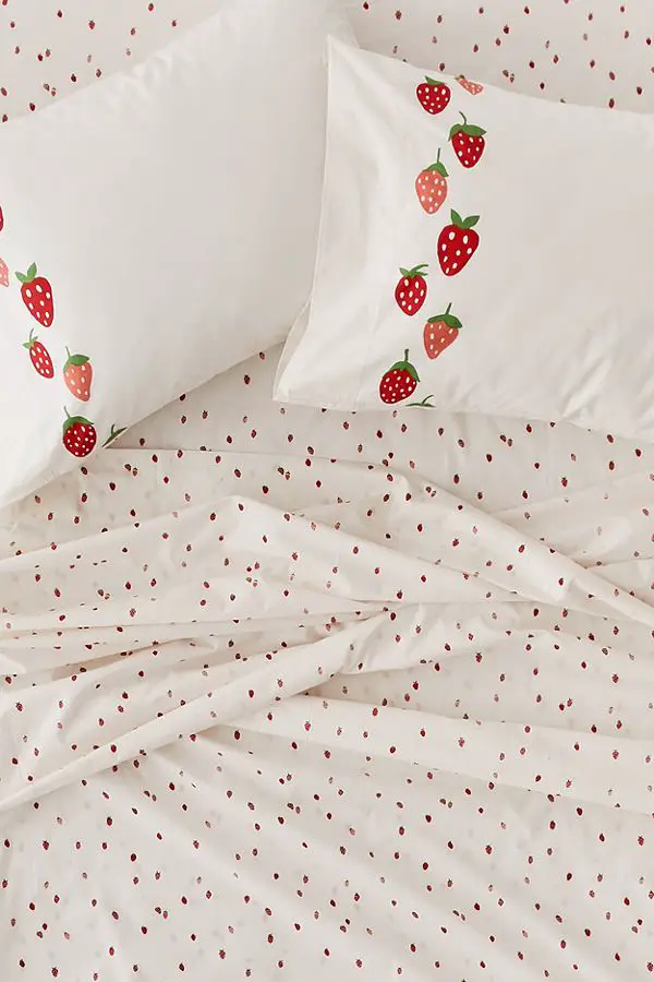 Bedding sets got a pretty upgrade with lots of fun prints and patterns on Thou Swell @thouswellblog
