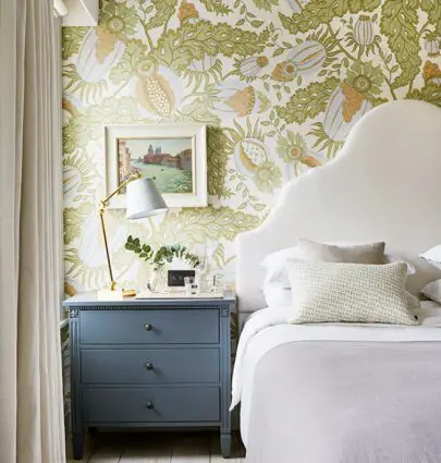 London townhouse bedroom with floral wallpaper on Thou Swell @thouswellblog