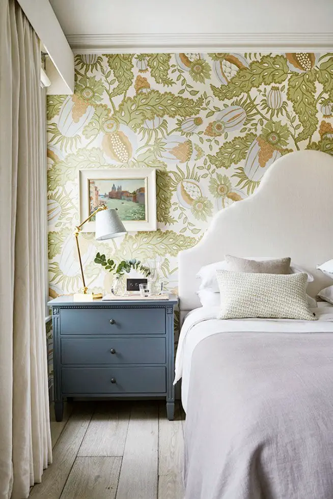 London townhouse bedroom with floral wallpaper on Thou Swell @thouswellblog