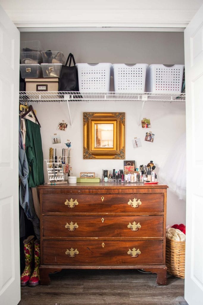 Closet organization and minimal bedroom design on Thou Swell @thouswellblog