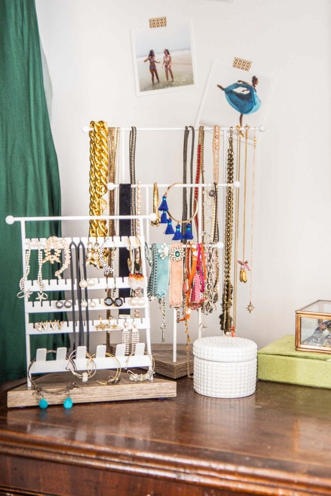 Closet organization and minimal bedroom design on Thou Swell @thouswellblog