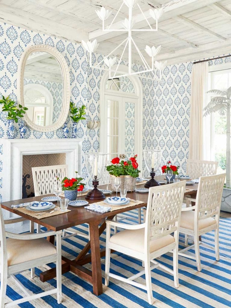 Blue and white dining room in Palm Beach house on Thou Swell #hometour #palmbeach #diningroom #coastaldecor