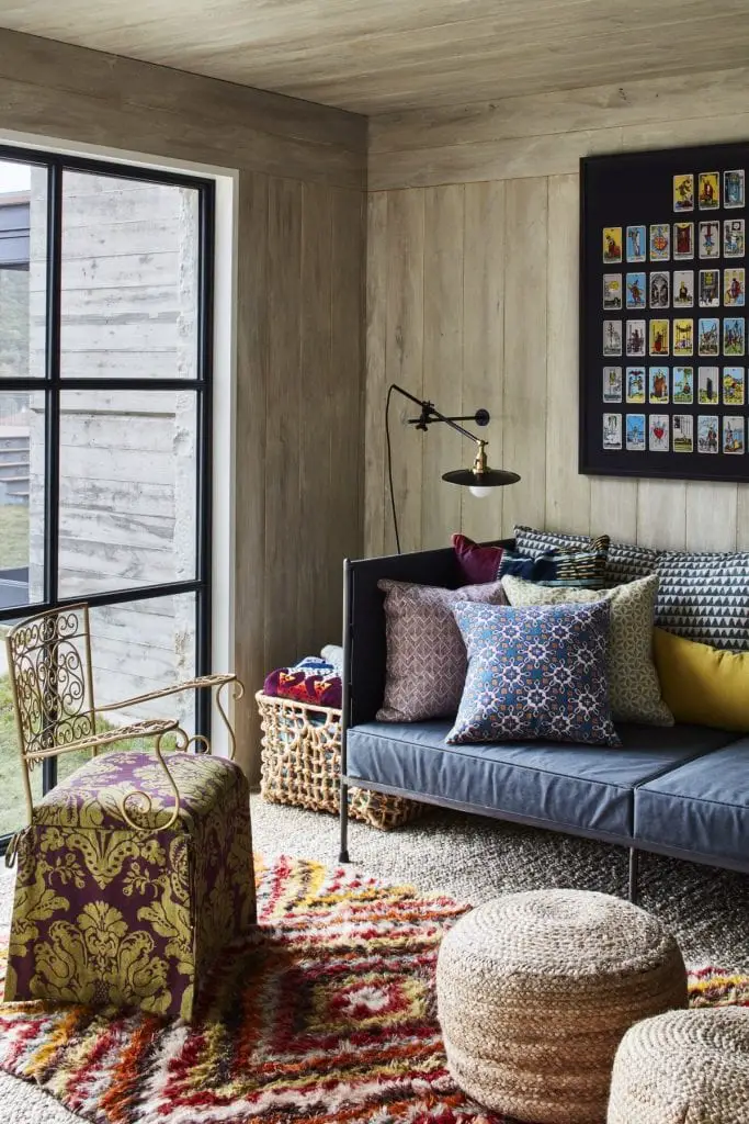 Modern bohemian Austin living room with grey velvet sofa on Thou Swell #livingroom #livingroomdesign #austinhome #hometour