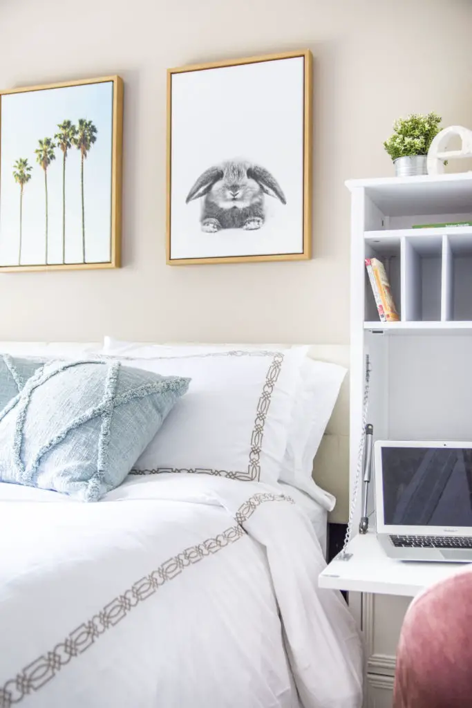 College bedroom small room makeover with storage at Auburn University on Thou Swell #college #collegeapartment #apartmentdecor #apartmentbedroom #bedroom #collegebedroom #collegedecor #smallspace